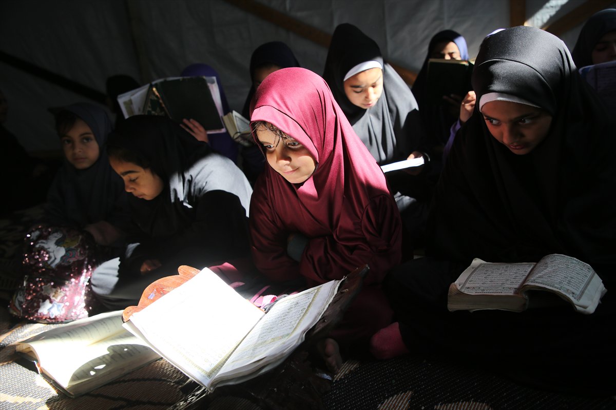 Gazze'de okulları yıkılan kız çocukları kuran eğitimini çadırda alıyor