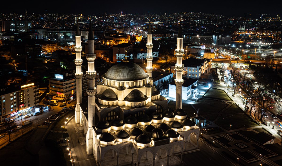 Ramazan'ı süsleyen mahyalar asıldı