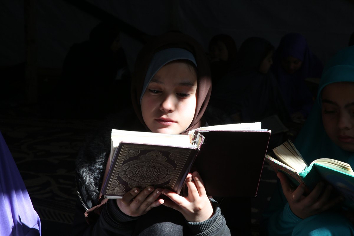 Gazze'de okulları yıkılan kız çocukları kuran eğitimini çadırda alıyor