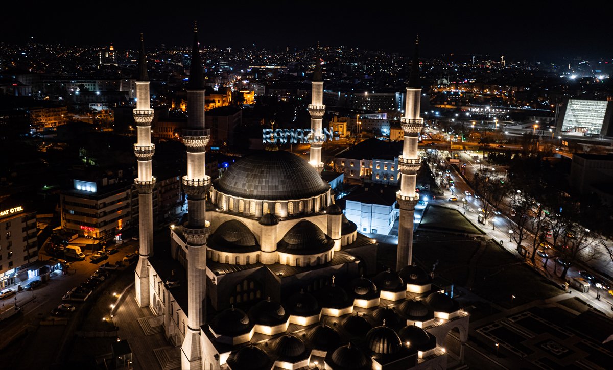 Ramazan'ı süsleyen mahyalar asıldı