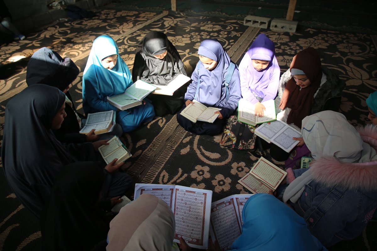 Gazze'de okulları yıkılan kız çocukları kuran eğitimini çadırda alıyor