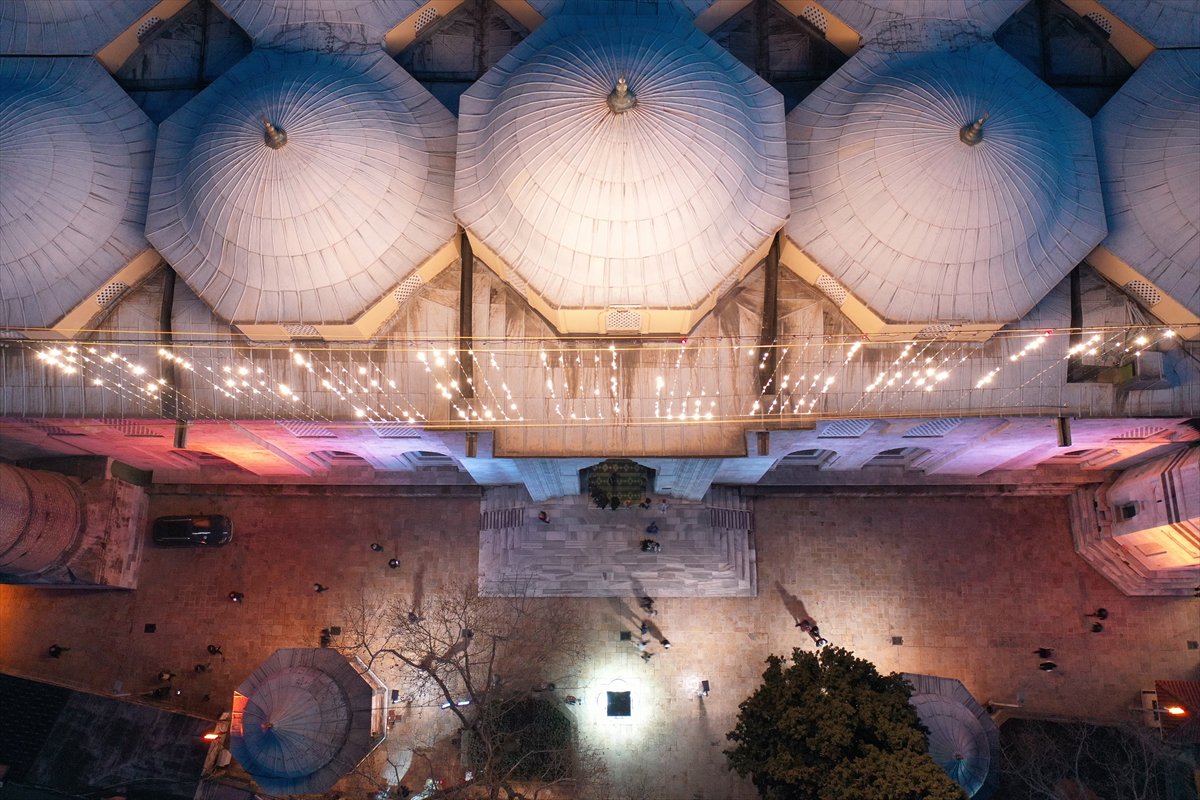 Ramazan'ı süsleyen mahyalar asıldı