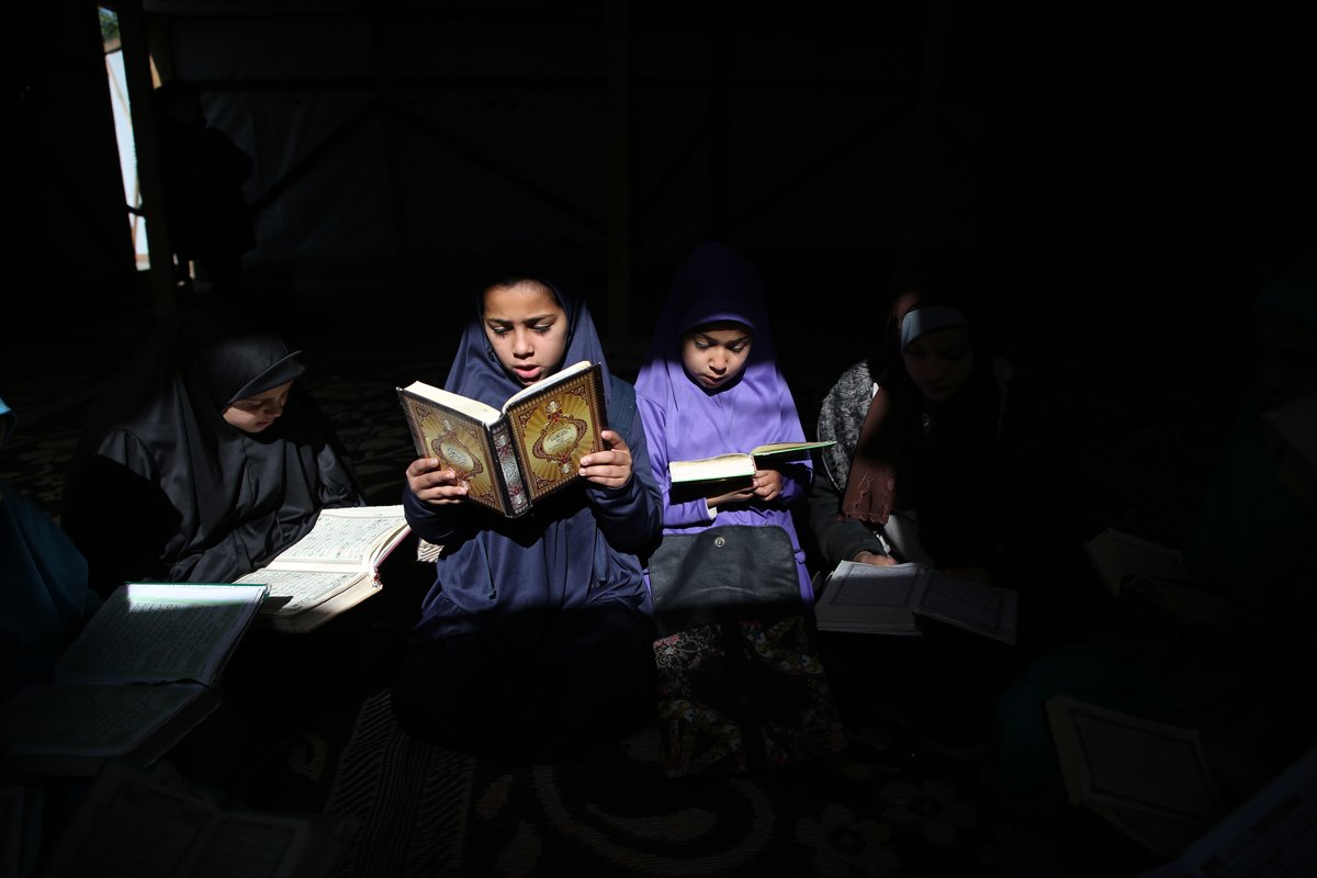 Gazze'de okulları yıkılan kız çocukları kuran eğitimini çadırda alıyor