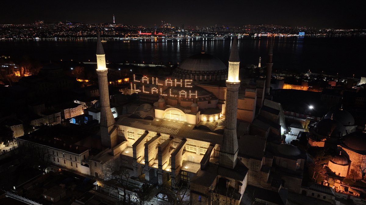 Ramazan'ı süsleyen mahyalar asıldı