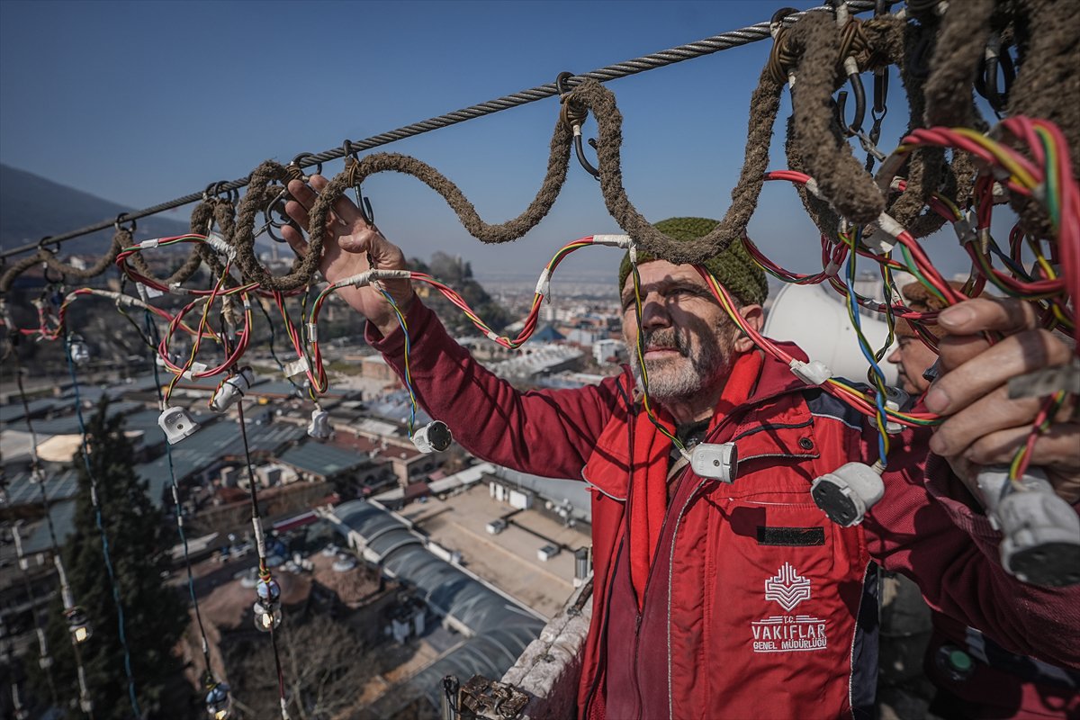 Ramazan'ı süsleyen mahyalar asıldı