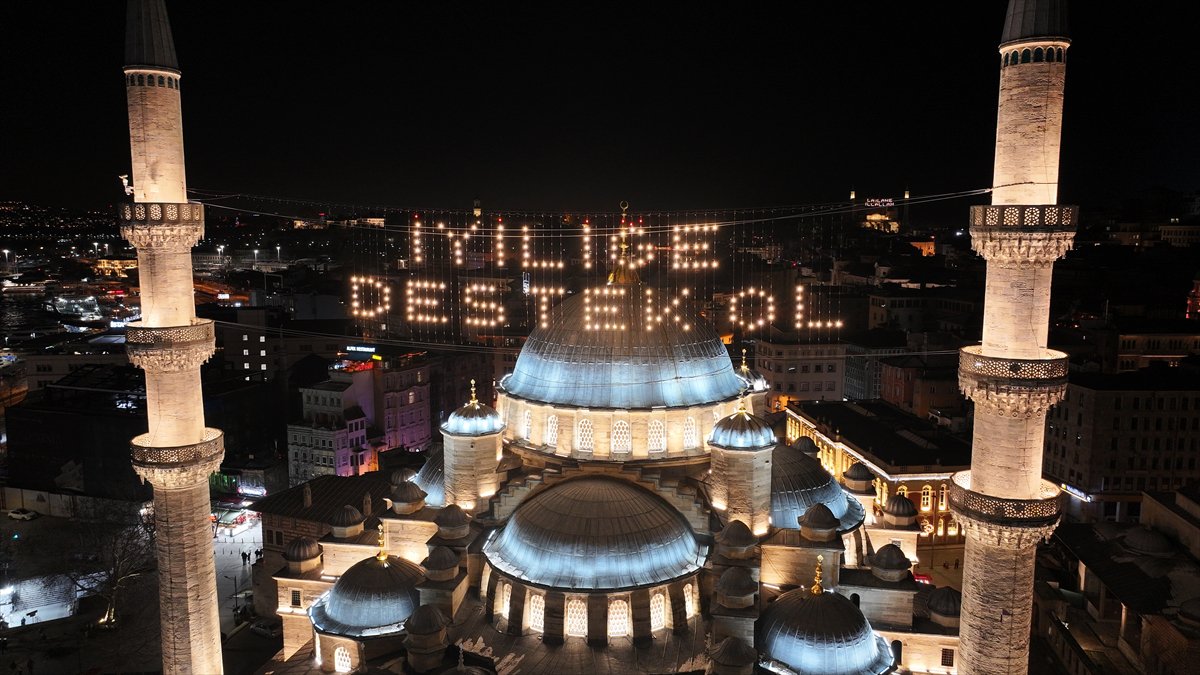 Ramazan'ı süsleyen mahyalar asıldı