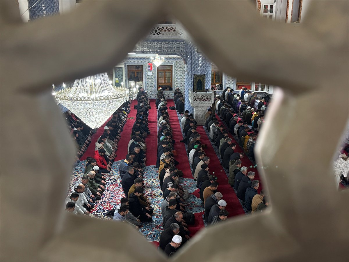 Rahmet ayı Ramazan başladı: İlk teravih namazı kılındı