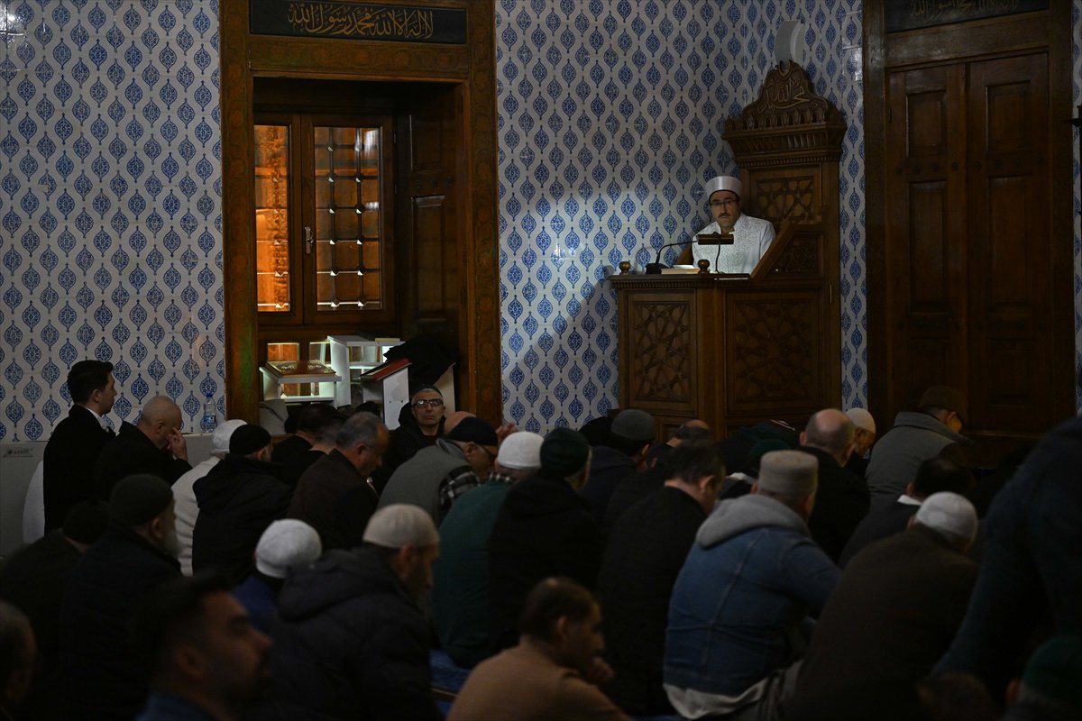 Rahmet ayı Ramazan başladı: İlk teravih namazı kılındı