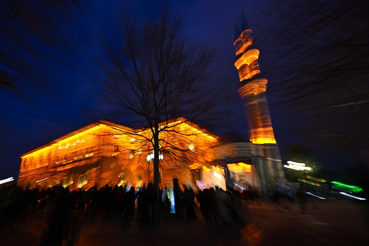 Rahmet ayı Ramazan başladı: İlk teravih namazı kılındı