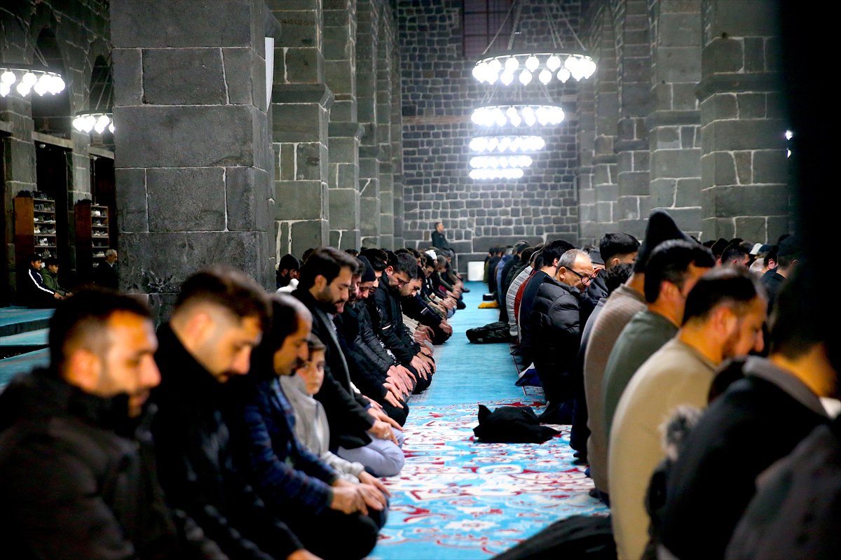 Rahmet ayı Ramazan başladı: İlk teravih namazı kılındı