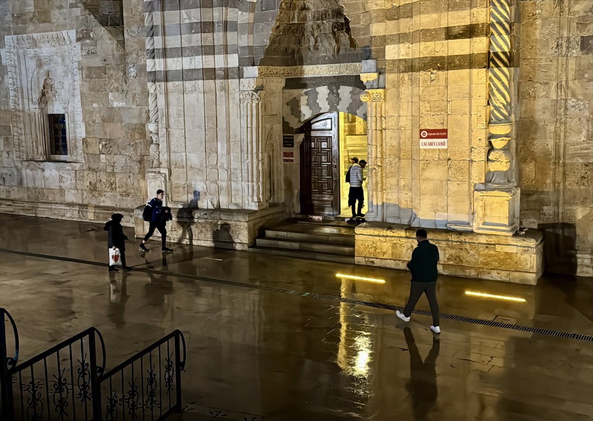 Rahmet ayı Ramazan başladı: İlk teravih namazı kılındı