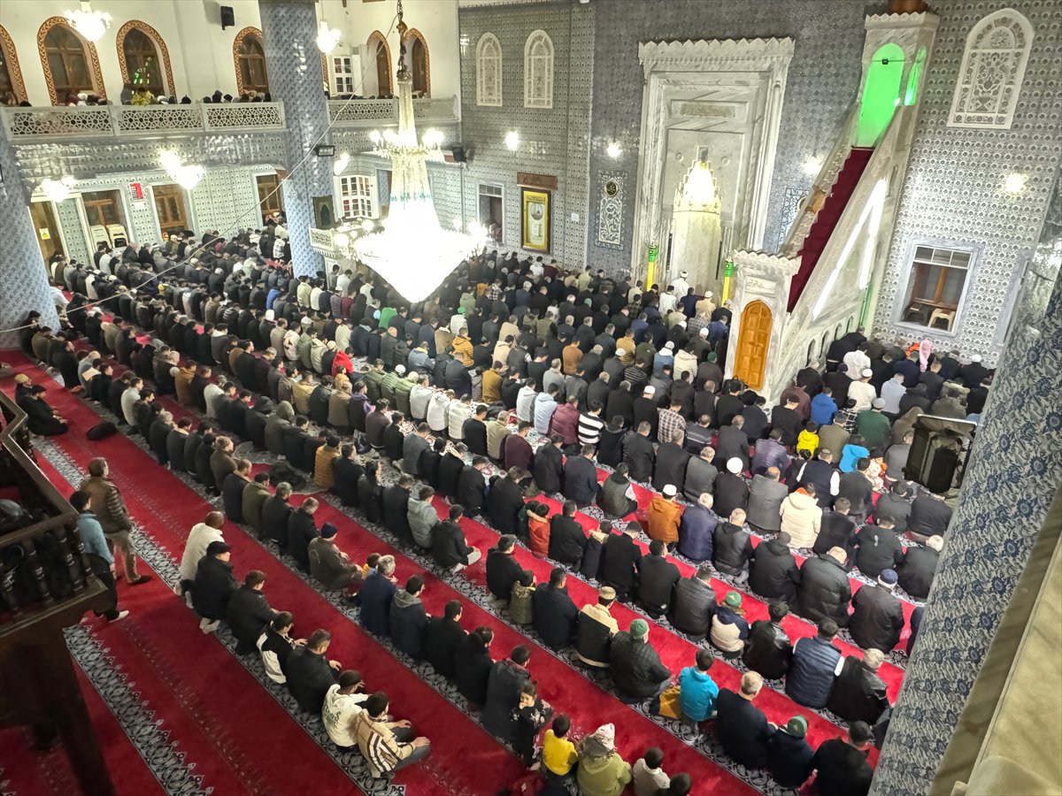 Rahmet ayı Ramazan başladı: İlk teravih namazı kılındı