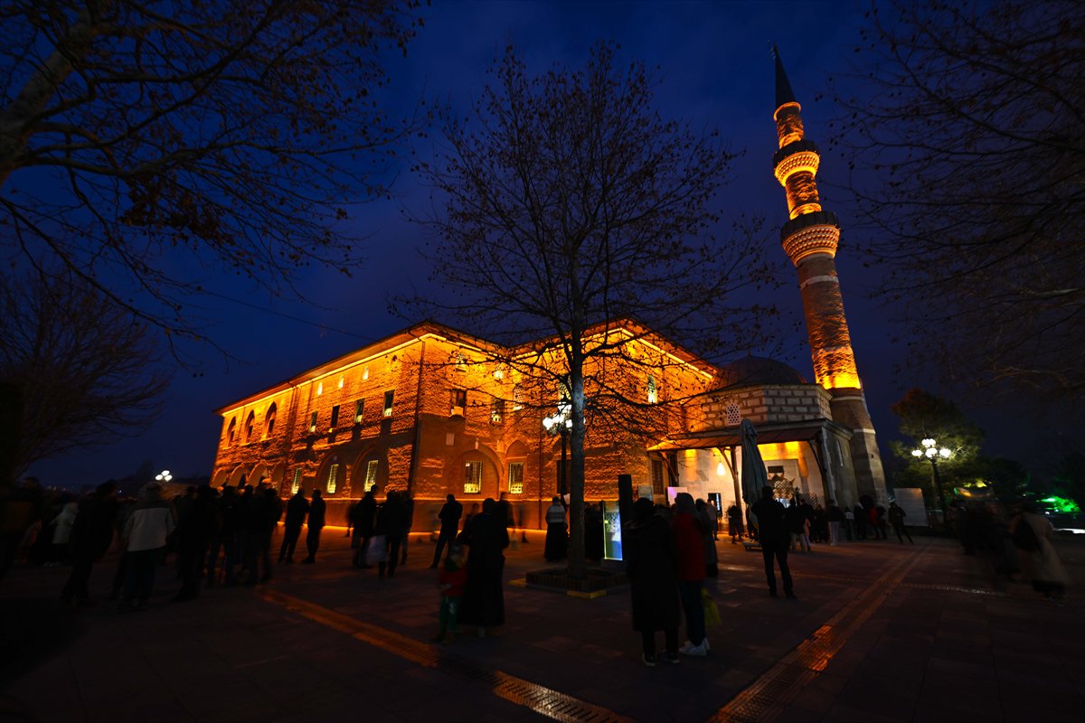 Rahmet ayı Ramazan başladı: İlk teravih namazı kılındı