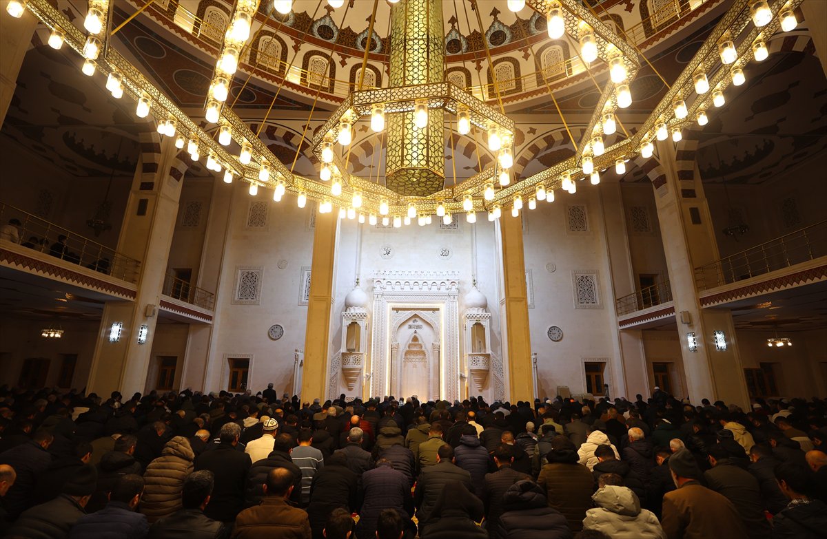 Rahmet ayı Ramazan başladı: İlk teravih namazı kılındı