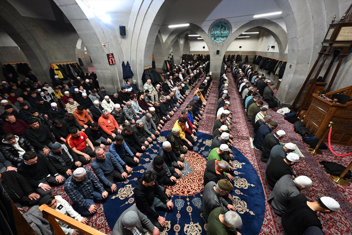 Rahmet ayı Ramazan başladı: İlk teravih namazı kılındı