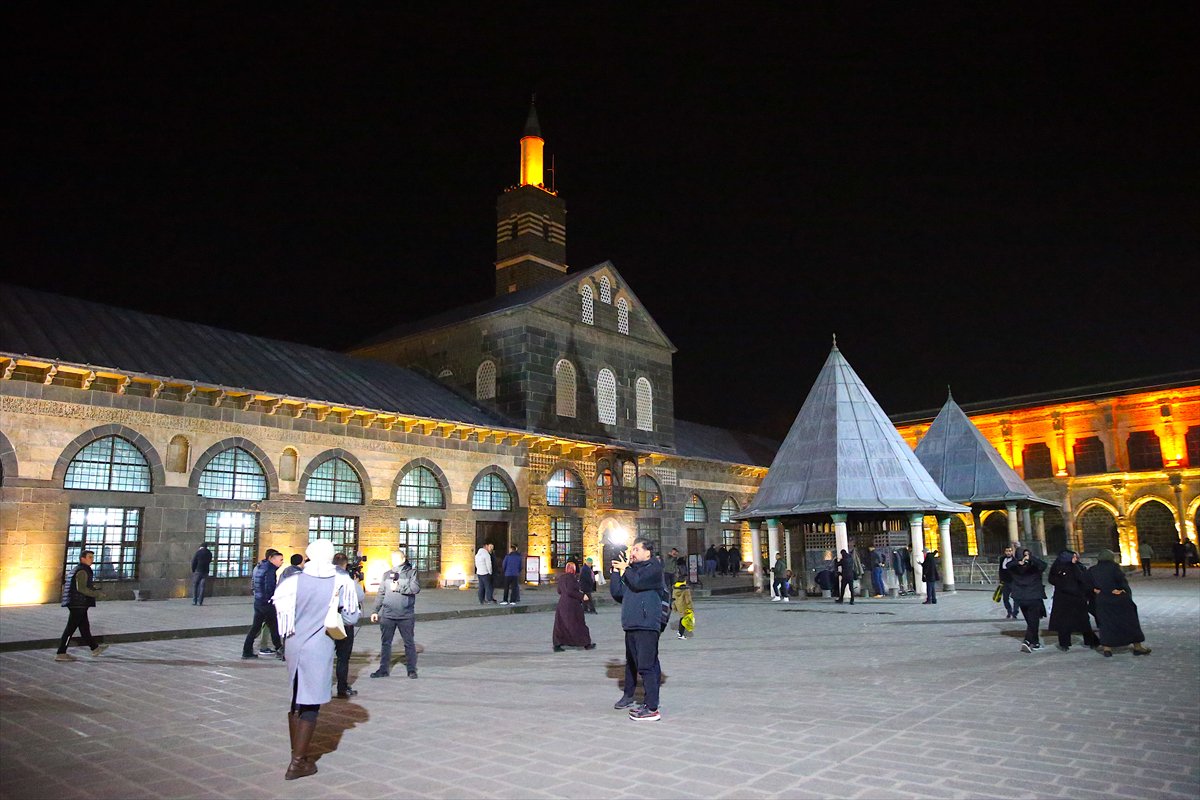 Rahmet ayı Ramazan başladı: İlk teravih namazı kılındı