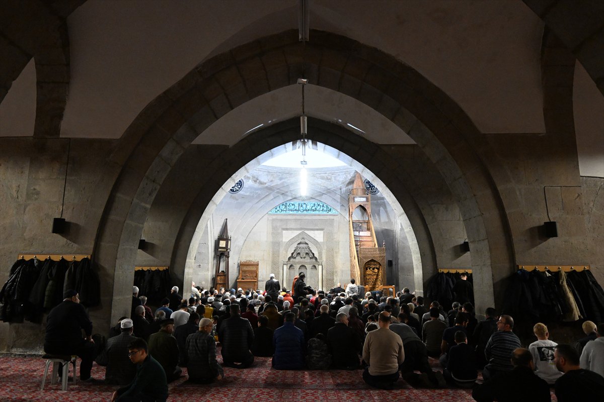 Rahmet ayı Ramazan başladı: İlk teravih namazı kılındı