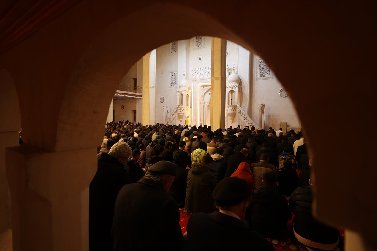 Rahmet ayı Ramazan başladı: İlk teravih namazı kılındı