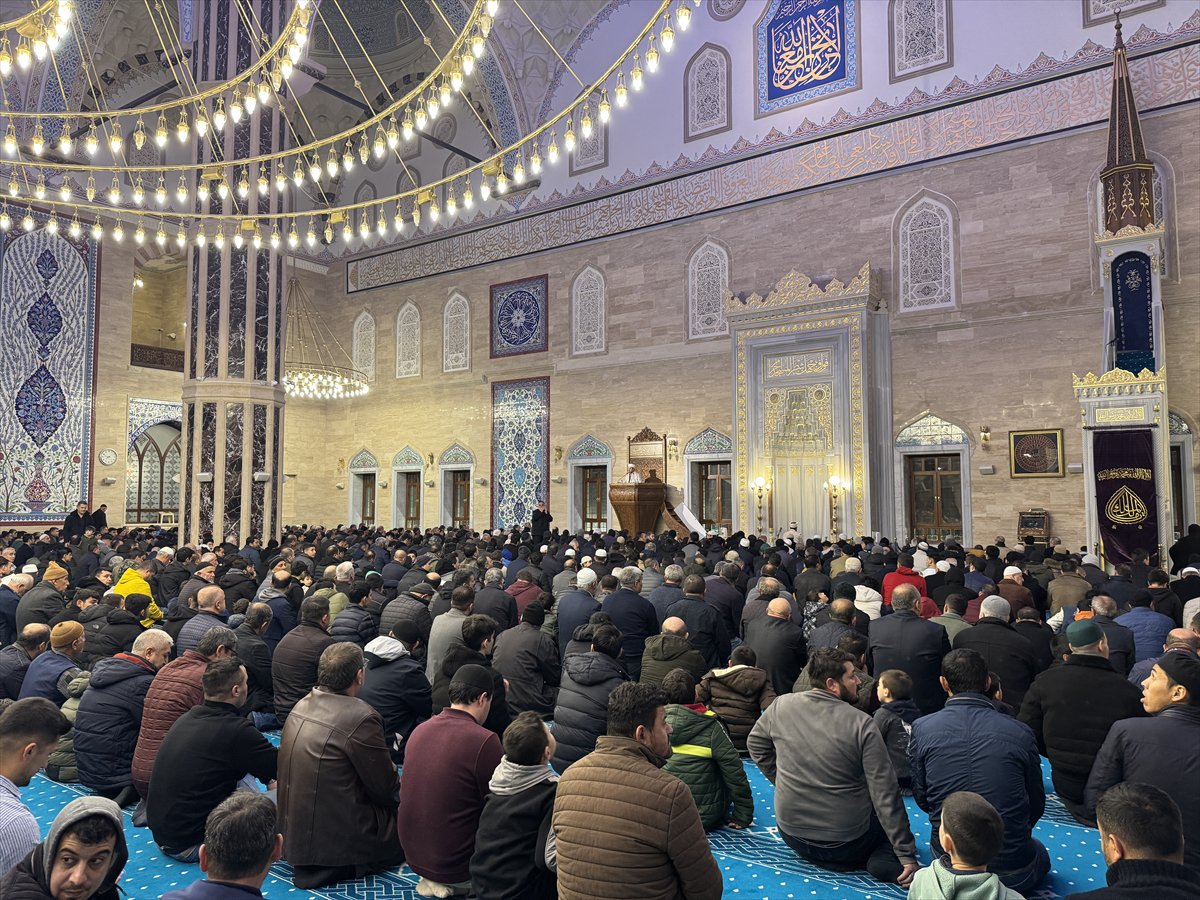 Rahmet ayı Ramazan başladı: İlk teravih namazı kılındı