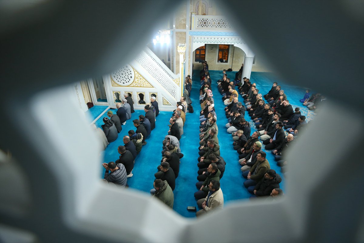 Rahmet ayı Ramazan başladı: İlk teravih namazı kılındı