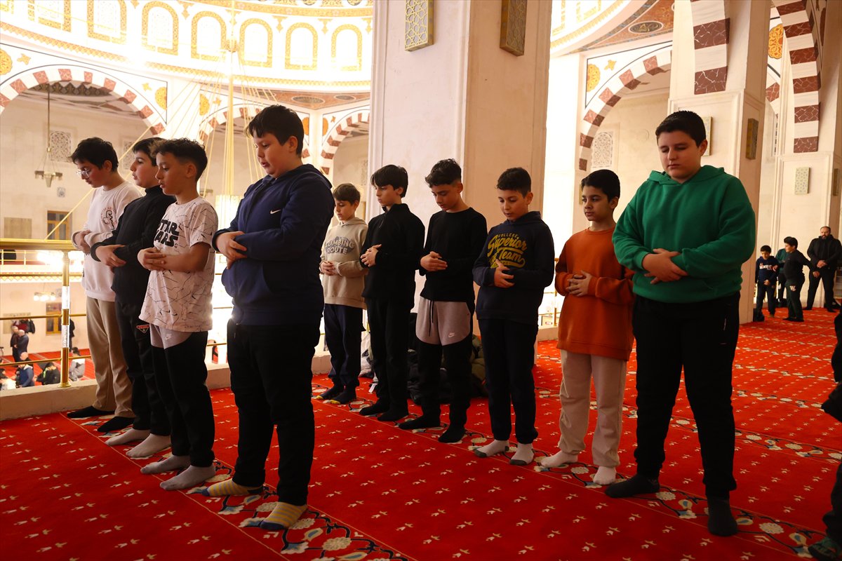 Rahmet ayı Ramazan başladı: İlk teravih namazı kılındı