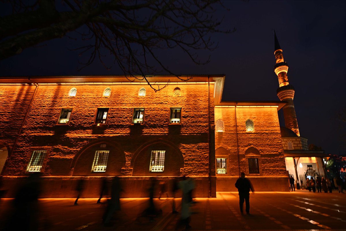 Rahmet ayı Ramazan başladı: İlk teravih namazı kılındı