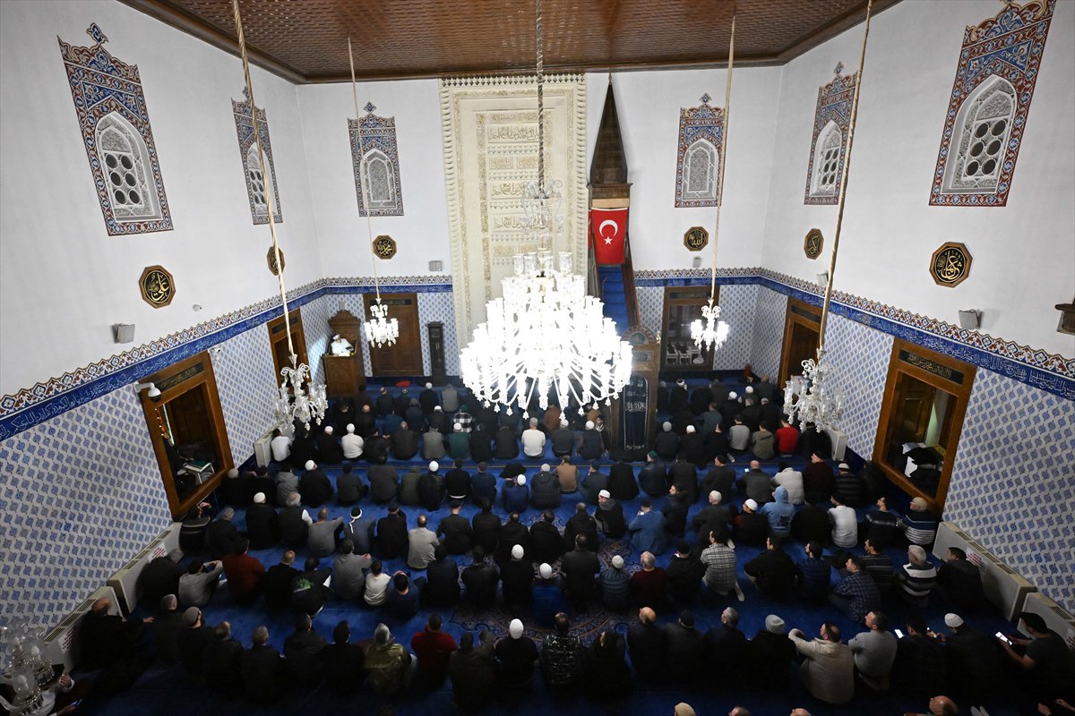 Rahmet ayı Ramazan başladı: İlk teravih namazı kılındı