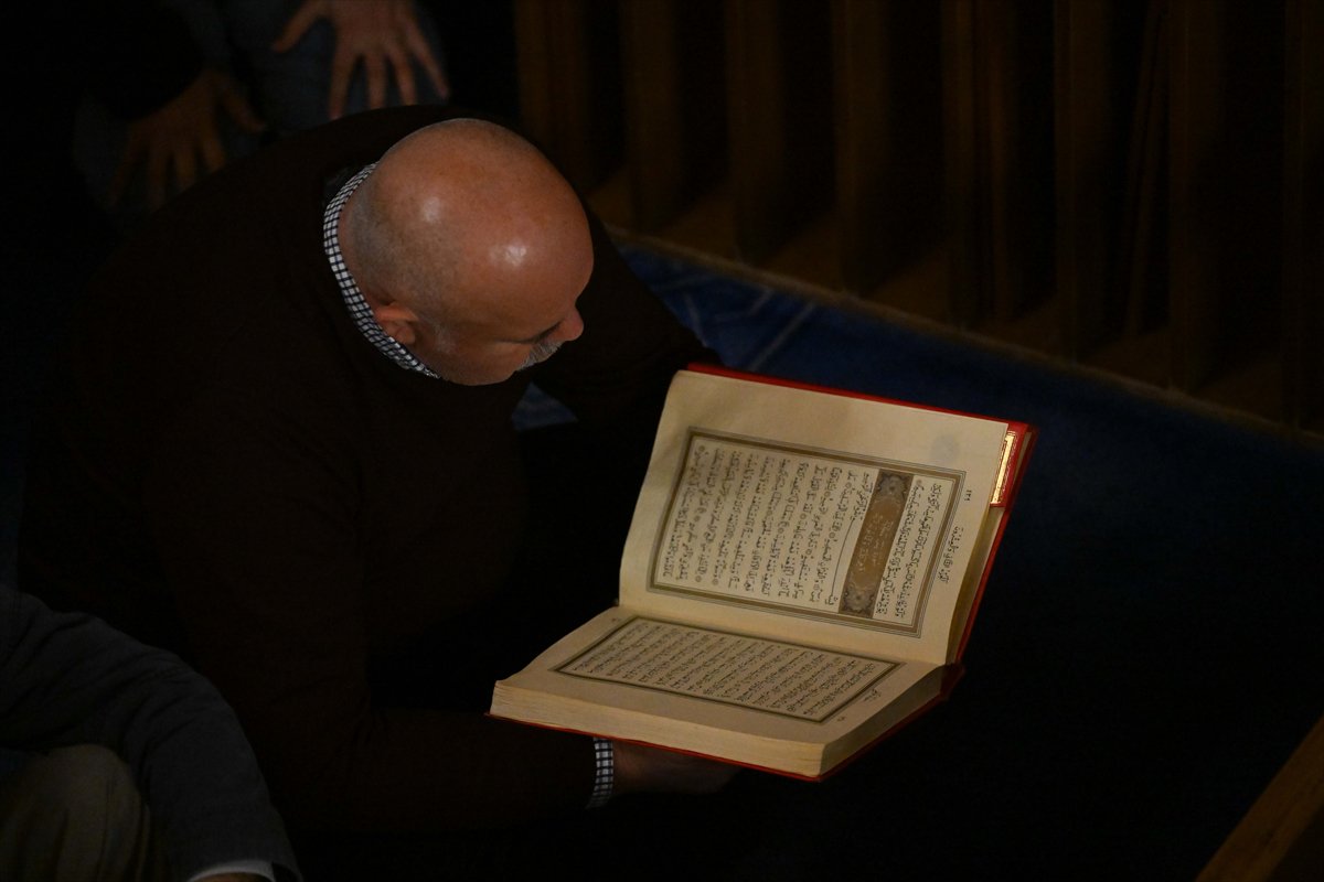 Rahmet ayı Ramazan başladı: İlk teravih namazı kılındı