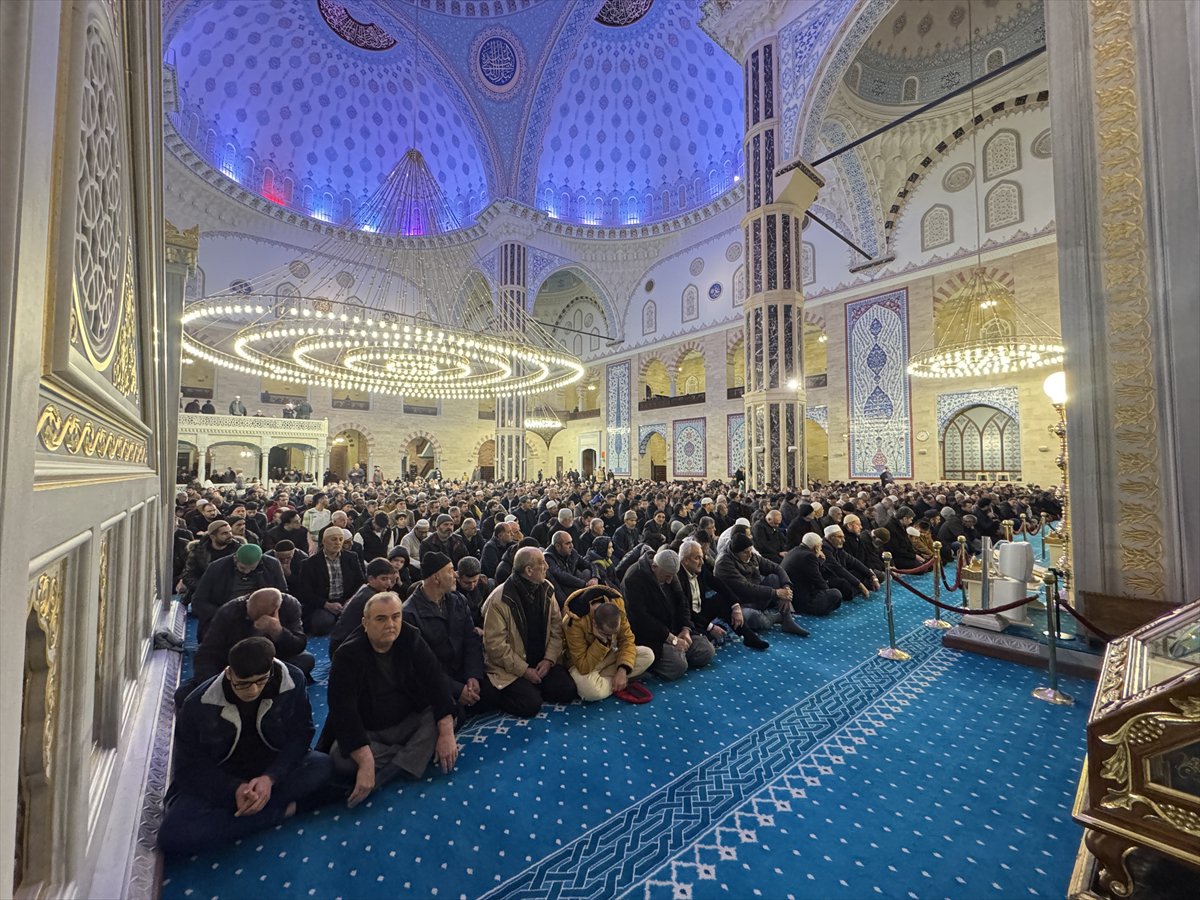 Rahmet ayı Ramazan başladı: İlk teravih namazı kılındı