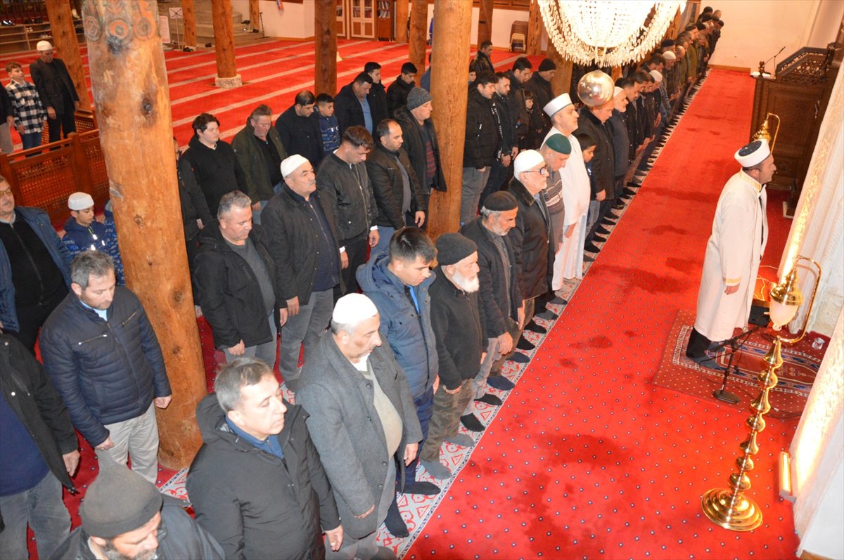 Rahmet ayı Ramazan başladı: İlk teravih namazı kılındı