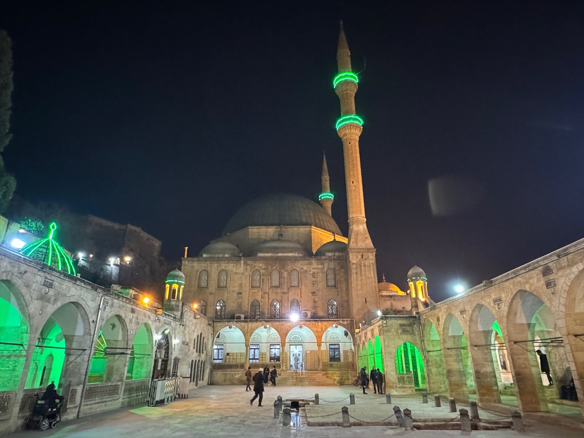 Rahmet ayı Ramazan başladı: İlk teravih namazı kılındı