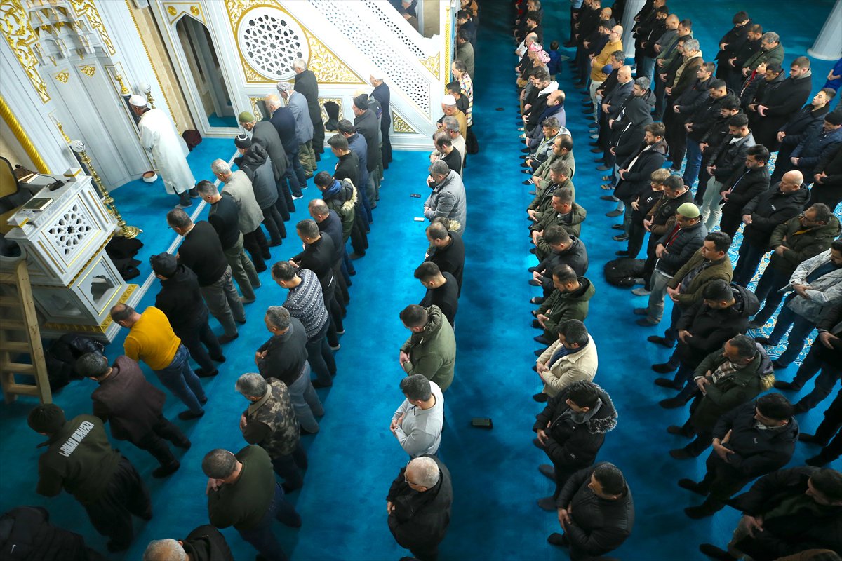 Rahmet ayı Ramazan başladı: İlk teravih namazı kılındı