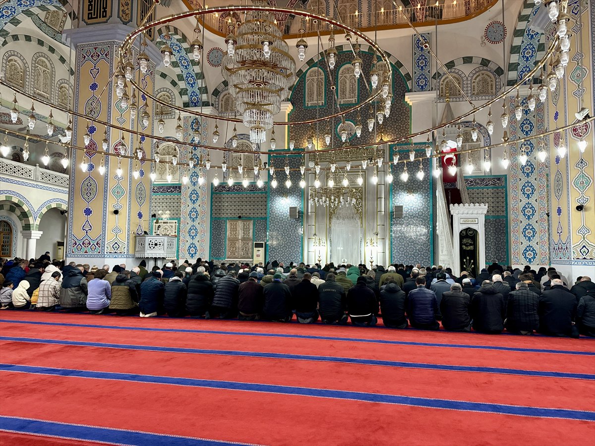 Rahmet ayı Ramazan başladı: İlk teravih namazı kılındı