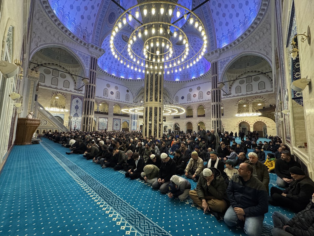 Rahmet ayı Ramazan başladı: İlk teravih namazı kılındı