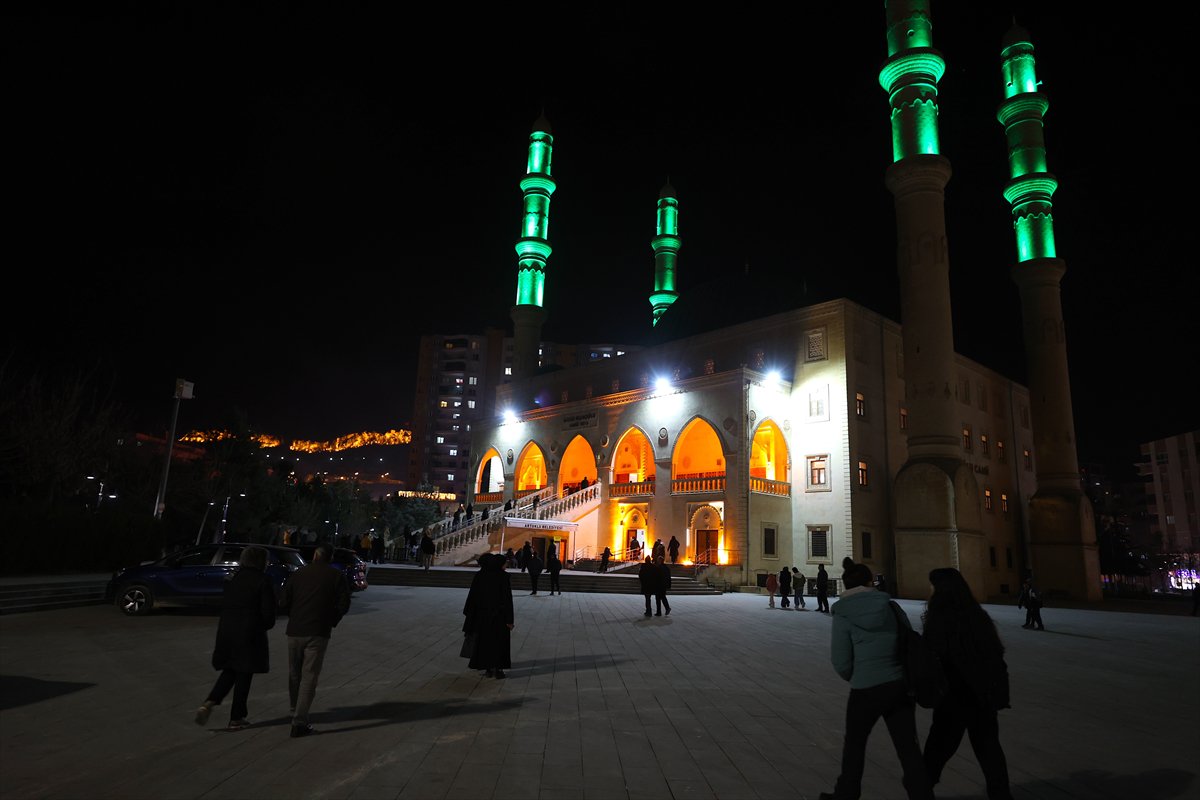 Rahmet ayı Ramazan başladı: İlk teravih namazı kılındı