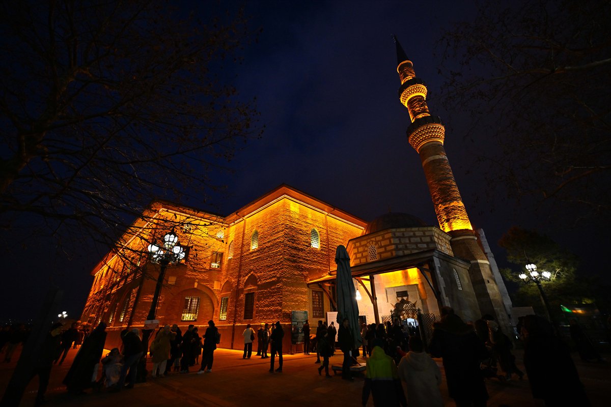 Rahmet ayı Ramazan başladı: İlk teravih namazı kılındı