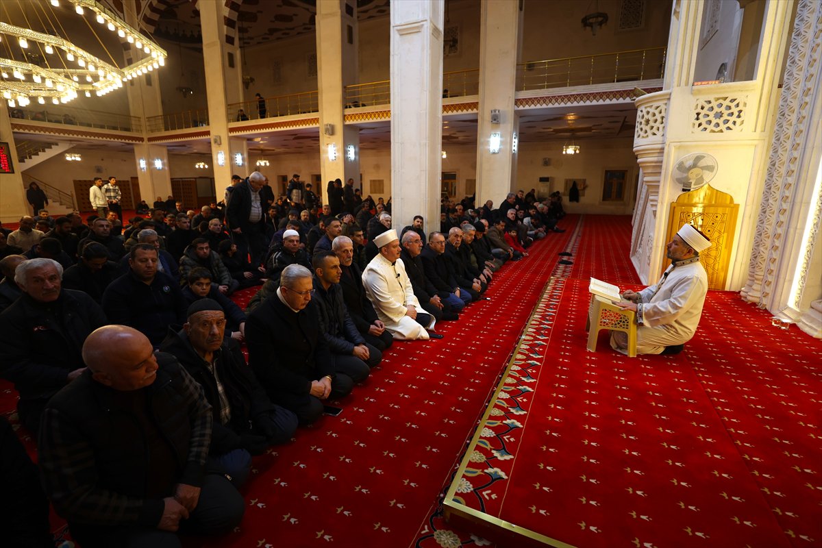 Rahmet ayı Ramazan başladı: İlk teravih namazı kılındı