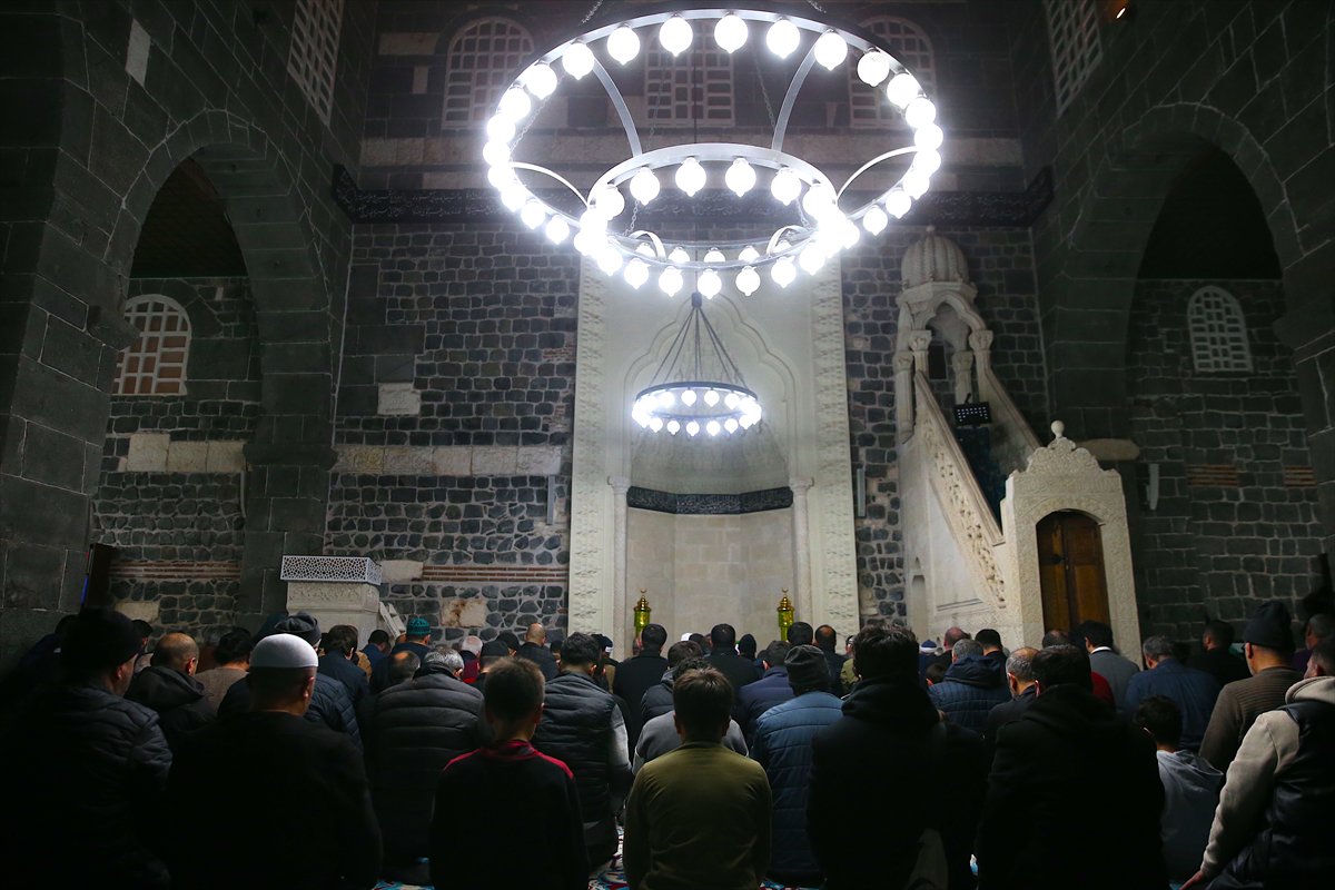 Rahmet ayı Ramazan başladı: İlk teravih namazı kılındı