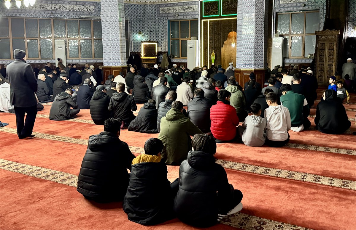 Rahmet ayı Ramazan başladı: İlk teravih namazı kılındı