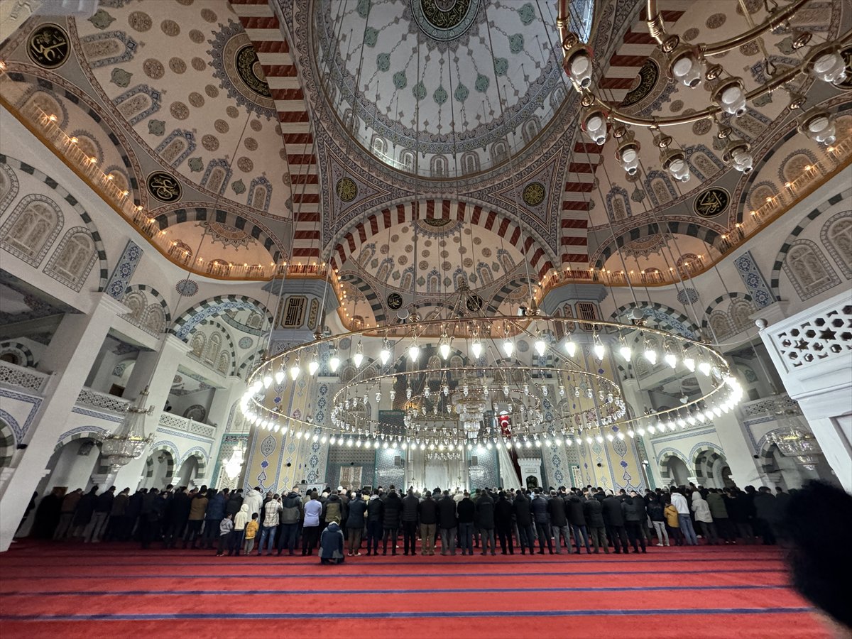 Rahmet ayı Ramazan başladı: İlk teravih namazı kılındı