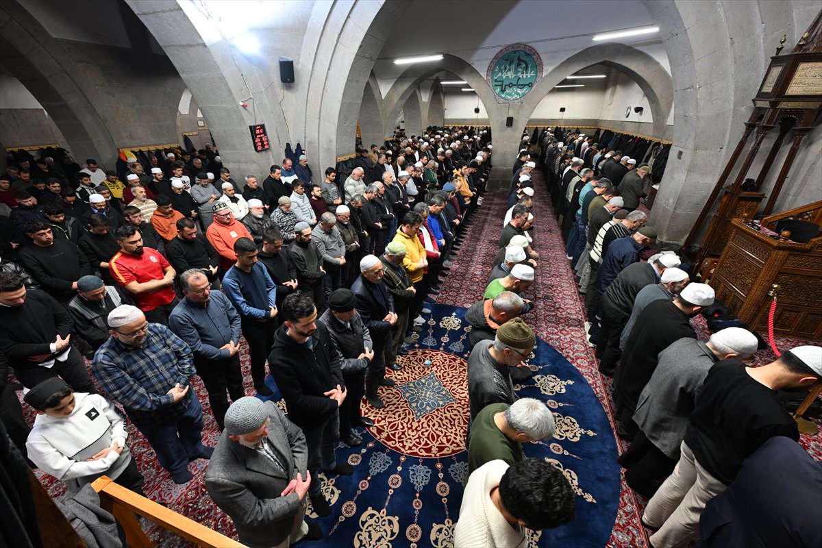 Rahmet ayı Ramazan başladı: İlk teravih namazı kılındı