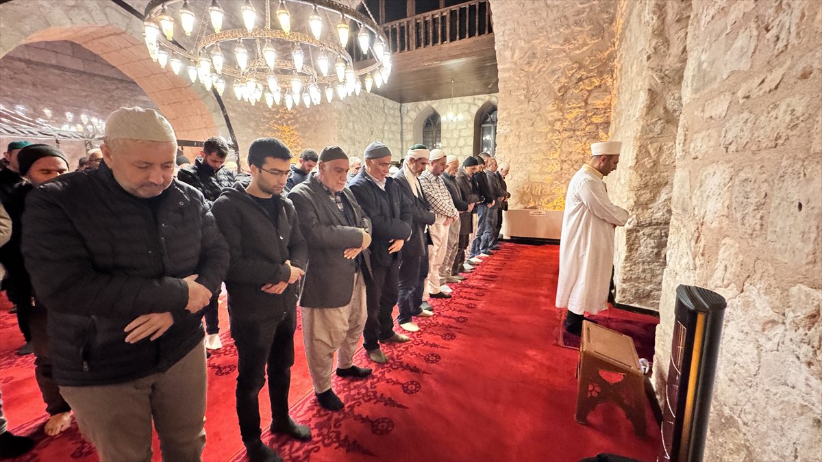Rahmet ayı Ramazan başladı: İlk teravih namazı kılındı