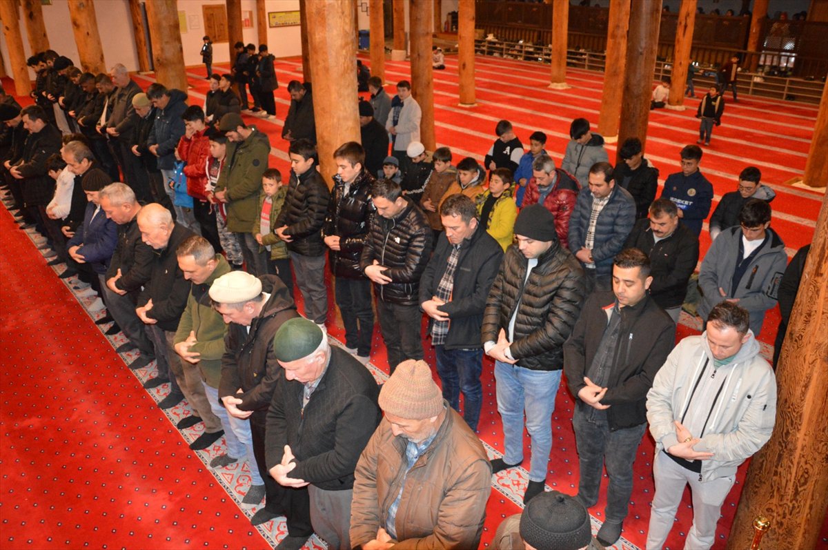 Rahmet ayı Ramazan başladı: İlk teravih namazı kılındı