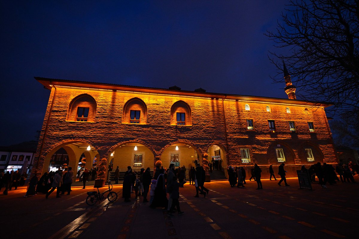 Rahmet ayı Ramazan başladı: İlk teravih namazı kılındı