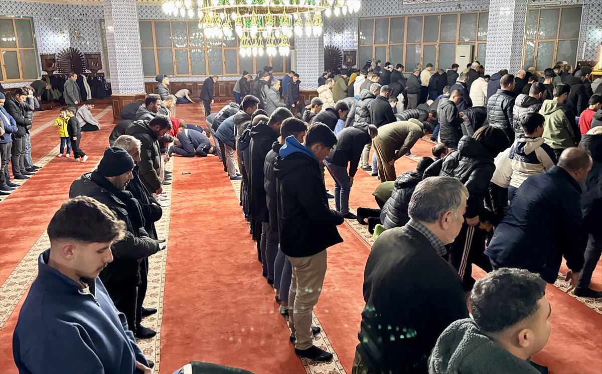 Rahmet ayı Ramazan başladı: İlk teravih namazı kılındı