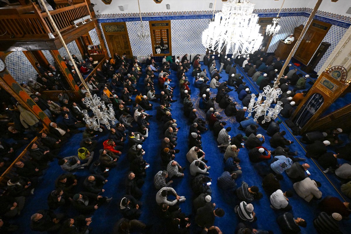 Rahmet ayı Ramazan başladı: İlk teravih namazı kılındı