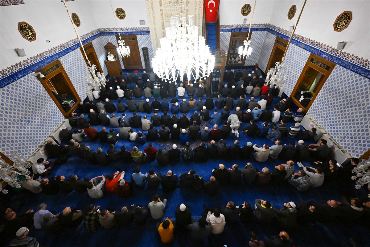 Rahmet ayı Ramazan başladı: İlk teravih namazı kılındı