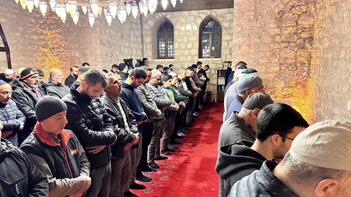 Rahmet ayı Ramazan başladı: İlk teravih namazı kılındı