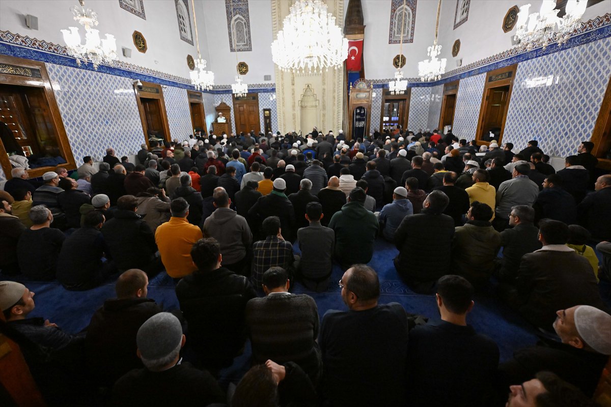 Rahmet ayı Ramazan başladı: İlk teravih namazı kılındı