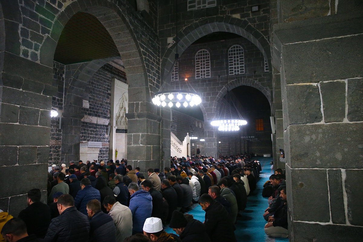 Rahmet ayı Ramazan başladı: İlk teravih namazı kılındı